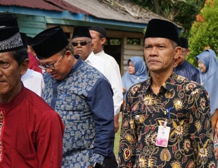 Sekretaris Kabupaten Karimun  H.Muhammad Firmansyah M.Si. (baju biru) menghadiri acara peringatan Maulid Nabi Muhammad SAW di Masjid Nurusi Syuhud di Desa Selat Mendaun Kecamatan Selat Gelam Kabupaten Karimun dihadiri oleh para pemuka masyarakat , pengurus masjid serta para tokoh masyarakat kabupaten Karimun. (Foto : abdi perdana - batamtv.com)