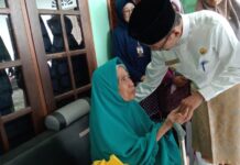 read news – Lansia di Tanjungpinang Dapat Bantuan dari Pemko Pj Walikota Tanjungpinang Hasan (kanan) menyerahkan bantuan untuk lansia di Tanjungoinang. (Foto : dwi susilo batamtv.com)