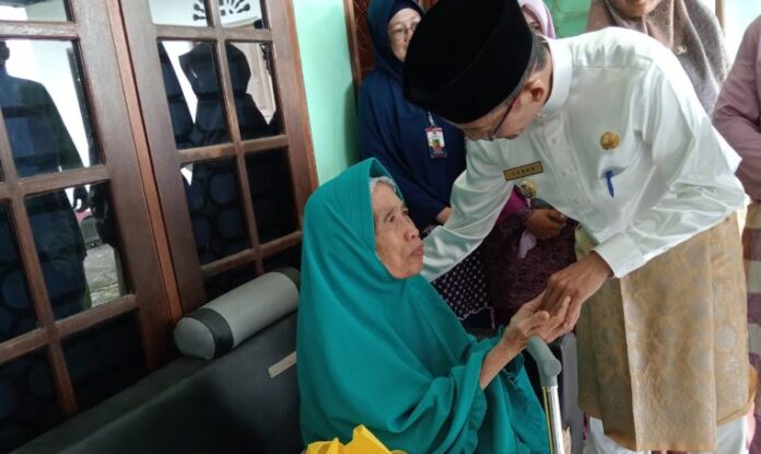 (Foto : dwi susilo batamtv.com) Pj Walikota Tanjungpinang Hasan (kanan) menyerahkan bantuan untuk lansia di Tanjungoinang. (Foto : dwi susilo batamtv.com)