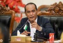 read news – Tingginya Kesenjangan Ekonomi Berdampak pada Ketidakstabilan Sosial, Ini Ulasan Sirajudin Nur Anggota DPRD Kepri Sirajudin Nur menyuebut tingginya angka kesenjangan atau ketimpangan ekonomi berdampak luas dan memiliki konsekuensi pada Ketidakstabilan sosial, ketidakadilan ekonomi, penurunan pertumbuhan ekonomi dan gejolak sosial. Rabu (25/10/2023). (Foto : dwi susilo - batamtv.com )