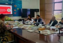 read news – Calon Anggota KI Kepri Mulai Tes Wawancara Ketua Tim Seleksi Tim Seleksi Calon Anggota Komisi Informasi (KI) Provinsi Kepri, Dr Pauzi SAg MSi saat bersama tim melakukan sesi wawancara kepada salah satu calon anggota KI. (Foto : dwi susilo - batamtv.com)