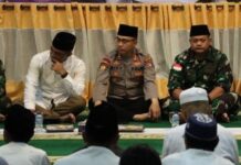 read news – Kapolres AKBP Riky Iswoyo: Pentingnya Meneladani Sifat-sifat Mulia Rasulullah Kapolres Bintan, AKBP Riky Iswoyo, S.I.K., M.M. (tengah) menekankan pentingnya meneladani sifat-sifat mulia Rasulullah dalam kehidupan sehari-hari . Hal ini disampaikan saat mengikuti Maulid Nabi Besar Muhammad SAW Minggu (01/10/2023) di Bintan. (Fotro : abdi perdana - batamtv.com)