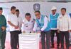 read news – Perkuat Komitmen Tuntaskan Kepri Terang Gubernur Ansar (keempat dari kanan) usai ditandai dengan penandatanganan MoU antara Gubernur Ansar dengan General Manager PT. PLN (Persero) Unit Induk Wilayah Riau dan Kepulauan Riau Agung Murdifi disela-sela peresmian PLTS dan BPBL di Pulau Panjang, Batam, Rabu (01/11) kemarin. (Foto : muhammad amin - batamtv.com)