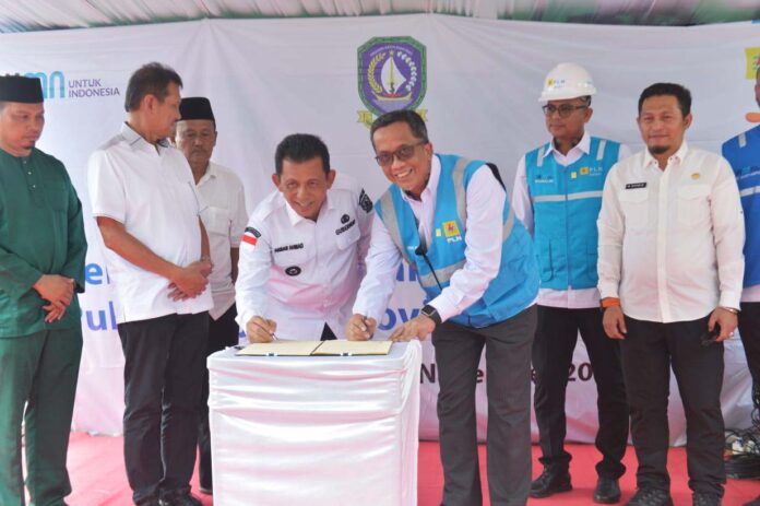Gubernur Ansar (keempat dari kanan) usai ditandai dengan penandatanganan MoU antara Gubernur Ansar dengan General Manager PT. PLN (Persero) Unit Induk Wilayah Riau dan Kepulauan Riau Agung Murdifi disela-sela peresmian PLTS dan BPBL di Pulau Panjang, Batam, Rabu (01/11) kemarin. (Foto : muhammad amin - batamtv.com)