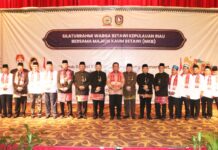 read news – Warga Betawi Kepulauan Riau Sajikan Budaya dan Kolaborasi Acara Silaturahmi Warga Betawi Kepri bersama Majelis Kaum Betawi (MKB) Jakarta, di Ballroom Hotel Harmoni One, Batam Centre, Kota Batam, Kamis (02/11) dihadiri langsung Gubernur Kepri Ansar Ahmad (tengah batik merah). (Foto : abdi perdana 0- batamtv.com )
