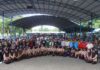 read news Tantangan Bangun Bintan untuk kaum Muda dari Bupati Robi Bupati Bintan, Roby Kurniawan (tengah kaus hitam) saat membuka ruang suara untuk pemuda dalam Bincang Santai yang mengusung tema Pemuda Tangguh Untuk Bintan Maju, Minggu (29/10) di Akau Kota Kijang. (Foto : abdi perdana - batamtv.com)