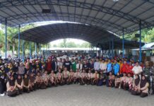 read news Tantangan Bangun Bintan untuk kaum Muda dari Bupati Robi Bupati Bintan, Roby Kurniawan (tengah kaus hitam) saat membuka ruang suara untuk pemuda dalam Bincang Santai yang mengusung tema Pemuda Tangguh Untuk Bintan Maju, Minggu (29/10) di Akau Kota Kijang. (Foto : abdi perdana - batamtv.com)