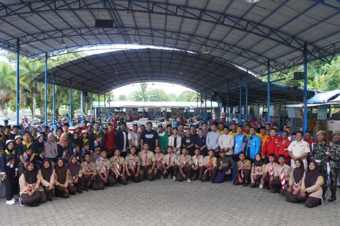 Bupati Bintan, Roby Kurniawan  (tengah kaus hitam) saat membuka ruang suara untuk pemuda dalam Bincang Santai yang mengusung tema Pemuda Tangguh Untuk Bintan Maju, Minggu (29/10) di Akau Kota Kijang. (Foto : abdi perdana - batamtv.com)