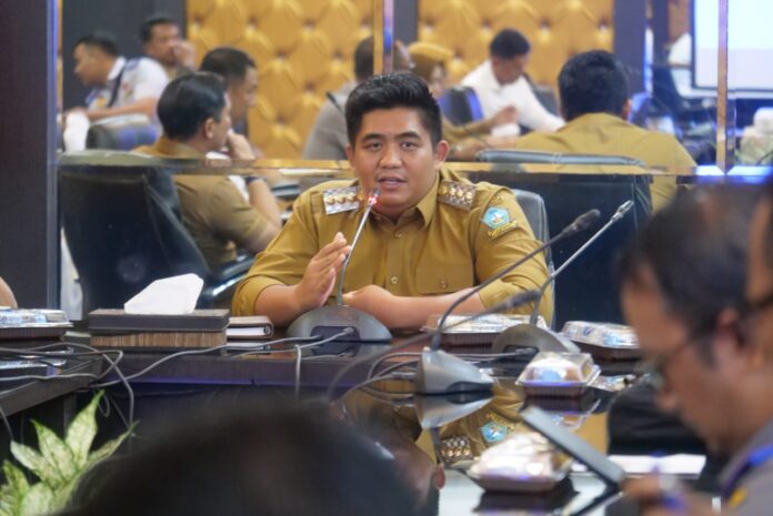Bupati Bintan Robi Kurniawan saat memimpin Rapat Koordinasi Terkait Pelayanan Kecamatan didampingi Wakil  Bupati Bintan,   Ahdi Muqsith.  Hal ini digelar dalam upaya memaksimalkan pelayanan mayarakat di setiap Kecamatan.(Foto : abdi perdana - batamtv.com)