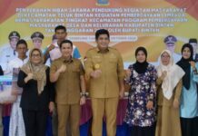 read news- Warga Teluk Bintan Terima Hibah Sarana Pendukung bagi Masyatakat Bupati Bintan Robi Kurniawan (tengah) dalam sambutannya, Selasa (31/10) di Aula Kantor Camat Teluk Bintan. (Foto : abdi perdana - batamtv.com)