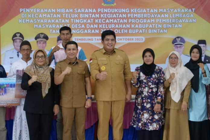 (Foto : abdi perdana - batamtv.com) Bupati Bintan Robi Kurniawan (tengah) dalam sambutannya, Selasa (31/10) di Aula Kantor Camat Teluk Bintan. (Foto : abdi perdana - batamtv.com)