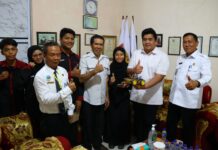 read news – Job Fair 2023 di Bintan Tekan Angka Pengangguran Terbuka Bupati Bintan Robi Kurniawan (kedua dari kanan) berterima kasih kepada SMK Negeri 1 Bintan Utara yang telah memfasilitasi serta berkolaborasi dengan beberapa perusahaan sehingga job fair hari ini bisa dilaksanakan. (Foto : abdi perdana -batamtv.com)