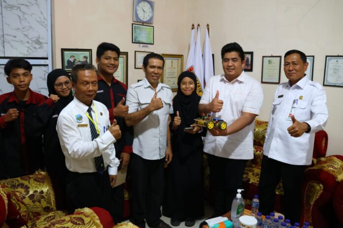Bupati Bintan Robi Kurniawan (kedua dari kanan) berterima kasih kepada SMK Negeri 1 Bintan Utara yang telah memfasilitasi serta berkolaborasi dengan beberapa perusahaan sehingga job fair hari ini bisa dilaksanakan. (Foto : abdi perdana -batamtv.com)