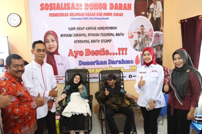 Peresmian Posyandu Remaja yang diberi nama Nawasena di Desa Ekang Anculai, digelar Sabtu (04/11) diselingi kegiatan donor darah. (Foto : abdi perdana - batamtv.com)