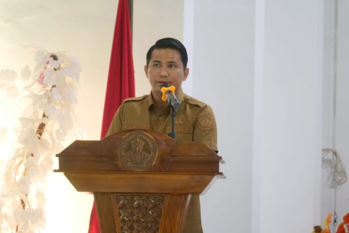 Wabup Bintan  Ahdi Muqsith mengatakan tujuan pelaksanaan P3DN antara lain adalah memberdayakan industri dalam negeri, memperkuat struktur industri dalam negeri serta mengoptimalkan produk dalam negeri pada pengadaan barang/jasa pemerintah, Senin (06/11) di Aula BPMP Kepri, Ceruk Ijuk.. (Foto : abdi perdana - batamtv,cim_)
