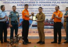 read news – Rakor Penyusunan Rencana Kontingensi di Bintan Dimulai Wakil Bupati Bintan Ahdi Muqsith (ketiga dari kanan) saat membuka acara Selasa (07/11) di Gedung Convention Hall, Bhadra Resort. Ahdi Muqsith membuka Rapat Koordinasi dan Penyusunan Rencana Kontingensi di Kabupaten Bintan. (Foto : abdi perdana - batamtv.com)