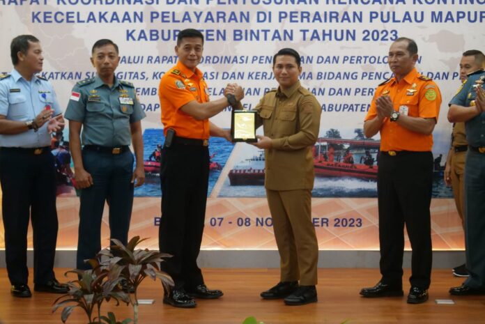 Wabup Bintan Ahdi Muqsith (ketiga dari kanan) berTerima kasih untuk semua dedikasi dan pengabdiannya kepada semua personel Basarnas saat memberikan sambutan, Selasa (07/11) di Gedung Convention Hall, Bhadra Resort. (Foto : abdi perdana - batamtv.com)