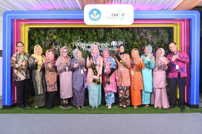 Bunda PAUD Bintan, Hafizha Rahmadhani (keenam dari kanan) mengatakan apa yang disampaikan Bunda Paud Nasional akan diimplementasikan di BIntan. (Foto : abdi perdana - batamtv.com)