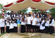 read news – Siswa Baru TK – SMP di Bintan Dapat Bantuan Seragam Gratis Bupati Roby Kurniawan didampingi Wakil Bupati Bintan, Ahdi Muqsith (tengah) saat usai menyerahkan bantuan seragam sekolah gratis bagi siswa baru TK, SD/MI dan SMP/MTs. (Foto : abdi perdana - batamtv.com)_