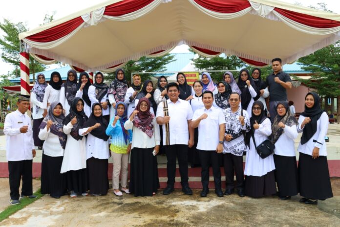 Bupati Roby Kurniawan didampingi Wakil Bupati Bintan, Ahdi Muqsith (tengah) saat usai menyerahkan bantuan seragam sekolah gratis bagi siswa baru TK, SD/MI dan SMP/MTs. (Foto : abdi perdana - batamtv.com)_