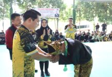 read news – Turnamen Pencak Silat Teluk Sasah Cup IV di Bintan Diresmikan Wakil Bupati Bintan, Ahdi Muqsith membuka Turnamen Pencak Silat Teluk Sasah Cup IV, Jumat (10/11) di Taman Kota Seri Kuala Lobam. Dia juga menyampaikjan menyampaikan optimismenya bahwa di Bintan akan lahir atlet pencak silat yang hebat. (Foto : abdi perdana -batamtv.com _)
