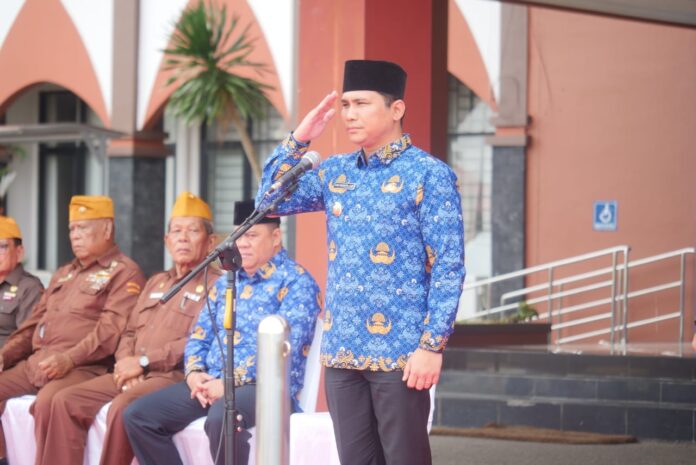 Upacara Peringatan Hari Pahlawan yang juga disejalankan dengan Peringatan Hari Kesehatan Nasional ke-59, digelar Jumat (10/11) di Halaman Kantor Bupati Bintan diikuti Wakil Bupati Bintan, Ahdi Muqsith sebagai pembina upacara. (Foto : abdi perdana - batamtv.com)