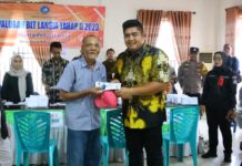 read news – Bupati Bintan Serahkan BLT Bagi 4.939 Lansia Bupati Bintan, Roby Kurniawan (batik kuning) saat penyerahan BLT Lansia secara simbolis, Kamis (16/11) di Aula Kantor Camat Bintan Timur. (Foto : abdi perdana - batamtv.com)