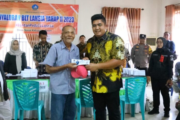 Bupati Bintan, Roby Kurniawan (batik kuning) saat penyerahan BLT Lansia secara simbolis, Kamis (16/11) di Aula Kantor Camat Bintan Timur. (Foto : abdi perdana - batamtv.com)