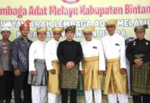 read news- Musyawarah LAM Bintan Utara Masa Khidmat 2023 – 2028 Digelar Musyawarah Lembaga Adat Melayu (LAM) Kecamatan Bintan Utara, digelar Kamis (16/11) di Gedung Nasional Tanjung Uban dihadiri Wakil Bupati Bintan, Ahdi Muqsith (tengah baju hitam). (Foto : abdi perdana - batamtv)
