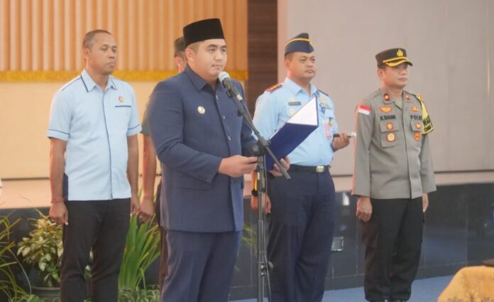 Roby Kurniawan disaksikan Wakil Bupati Bintan, Ahdi Muqsith, Sekda Bintan dan FKPD Bintan melantik lima orang Pejabat Pimpinan Tinggi Pratama di Lingkungan Pemerintah Kabupaten Bintan. (Foto : abdi perdana - batamtv.com)