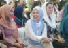 read news – Ketua TP-PKK Bintan Ajak Warga Gemarkan Kembali Makan Ikan Ketua TP PKK Bintan Hafizah Rahmadhani (kerudung biru) saat membuka Sosialisasi Gizi dan Gerakan Memasyarakatkan Makan Ikan sekaligus Penyerahan Paket Olahan Ikan kepada Keluarga Beresiko Stunting, Jumat (17/11) di Aula Bandar Seri Bentan. (Foto : abdi perdana - batamtv.com)