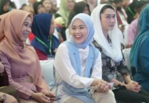 read news – Ketua TP-PKK Bintan Ajak Warga Gemarkan Kembali Makan Ikan Ketua TP PKK Bintan Hafizah Rahmadhani (kerudung biru) saat membuka Sosialisasi Gizi dan Gerakan Memasyarakatkan Makan Ikan sekaligus Penyerahan Paket Olahan Ikan kepada Keluarga Beresiko Stunting, Jumat (17/11) di Aula Bandar Seri Bentan. (Foto : abdi perdana - batamtv.com)
