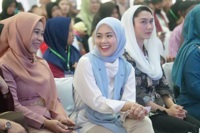 Ketua TP PKK Bintan Hafizah Rahmadhani (kerudung biru) saat membuka Sosialisasi Gizi dan Gerakan Memasyarakatkan Makan Ikan sekaligus Penyerahan Paket Olahan Ikan kepada Keluarga Beresiko Stunting, Jumat (17/11) di Aula Bandar Seri Bentan. (Foto : abdi perdana - batamtv.com)