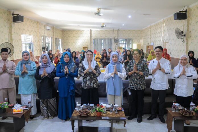 (Foto : abdi perdana batamtv.com) Ketua TP-PKK Bintan, Hafizha Rahmadhani (keempat dari kanan) membuka kegiatan Pelaksanaan Peningkatan Kapasitas sumber Daya Manusia Pariwisata dan Ekonomi Kreatif Tingkat Dasar dalam Pelatihan Pengolahan Berbahan Dasar Salak Sari Intan menjadi produk makanan, Jumat (17/11) (Foto : abdi perdana batamtv.com)
