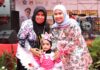 read news – Hari Jadi ke 75 Bintan Diisi Festival Fashion Show, Gurindam Hingga Pantun Bunda PAUD Bintan Hafizha Ramadhani (kanan) saat di hadapan seluruh wali murid peserta lomba, Sabtu (25/11) di Kota Tua Kijang. (Foto: abdi perdana -a batamtv.com)