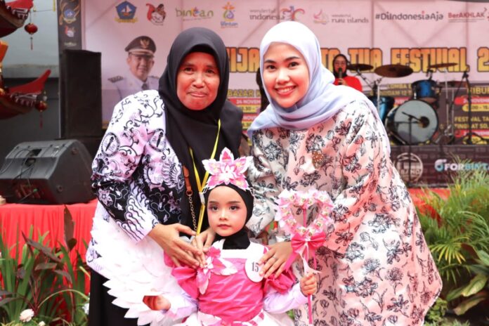 Bunda PAUD Bintan Hafizha Ramadhani (kanan) saat di hadapan seluruh wali murid peserta lomba, Sabtu (25/11) di Kota Tua Kijang. (Foto: abdi perdana -a batamtv.com)