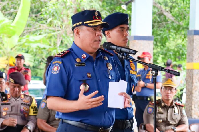. (Foto : abdi perdana - batamtv.com) Setkab Bintan Roni Kartika berharap agar para peserta dapat memiliki pengetahuan yang lebih dalam dalam penanggulangan kebakaran, yang akan sangat bermanfaat dalam menghadapi situasi di lapangan. (Foto : abdi perdana - batamtv.com)