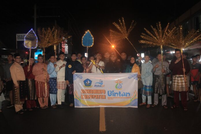 Bupati Bintan, Roby Kurniawan, bersama Wakil Bupati Bintan, Ahdi Muqsith, jajaran FKPD Bintan dan tamu VVIP  menyaksikan satu demi satu penampilan aksi dari para peserta pawai. (Foto : abdi perdana - batamtv.com)