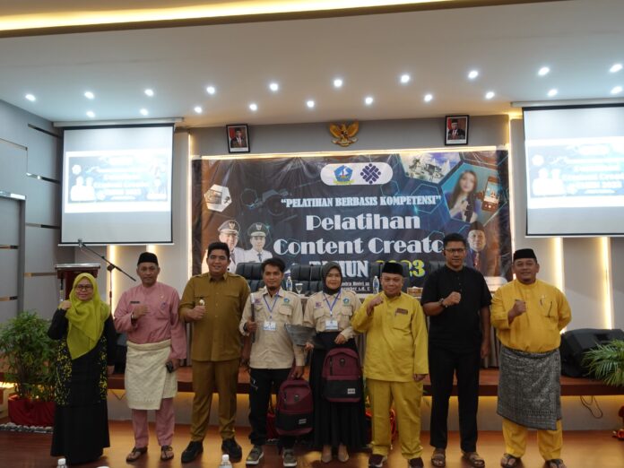 Bupati Bintan Roby Kurniawan (ketiga dari kiri) saat membuka acara pelatihan Konten Kreator yang digelar di Bintan. (Foto : abdi perdana - batamtv.com)