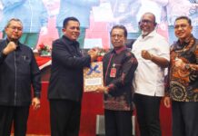 read news – Paripurna DPRD Propinsi Kepri Sahkan APBD Kepri Tahun Anggaran 2024 Penandatanganan persetujuan bersama antara Gubernur Kepri Ansar Ahmad dan Pimpinan DPRD Kepri dilakukan pada rapat paripurna. (Foto : abdi perdana - batamtv.com)