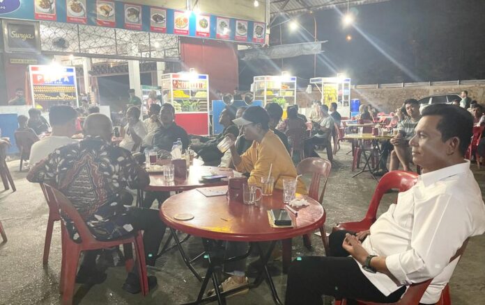 Gubernur Kepri Ansar Ahmad (kemeja panjang putih) saat menyaksikan laga perdana Piala Dunia U17 antara Indonesia vs Ecuador (Foto : abdi perdana - batamtv.com)
