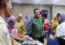 read news – 130 Anak Tanjungpinang Ikuti Sunat Massal Gratis Gubernur Kepri Ansar Ahmad (baju hijau) Sunatan massal ini diikuti 130 orang anak di Kota Tanjungpinang . Sunat Massal Gratis yang diselenggarakan oleh Dinas Sosial Provinsi Kepri, Selasa (21/11).(Foto : dwi susilo - batamtv.com)