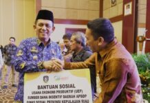 read news – Bantuan Sosial Diserahkan Gubernur Ansar ke Warga Tanjungpinang dan Bintan Gubernur Kepri Ansar Ahmad (kiri) saat menyerahkan Bantuan Sosial UEP yang masuk dalam Sub Kegiatan Fasilitasi Bantuan Pengembangan Ekonomi Masyarakat pada Dinas Sosial Provinsi Kepri telah diserahkannya kepada 60 penerima dari Kota Tanjungpinang dan 63 penerima dari Kabupaten Bintan. (Foto : dwi susilo - batamtv.com)