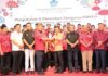 read news – Pengurus PSMTI Kota Tanjungpinang dan Kabupaten Bintan 2023-2027 Dilantik Walikota Tanjungpinang Hasan (keempat dari kanan) mengukuhkan Pengurus Paguyuban Sosial Marga Tionghoa Indonesia (PSMTI) Kota Tanjungpinang dan Kabupaten Bintan periode 2023-2027 di Mega Ballroom Hotel CK, Sabtu (11/11/2023) malam. (Foto : dwi susilo - batamtv.com)
