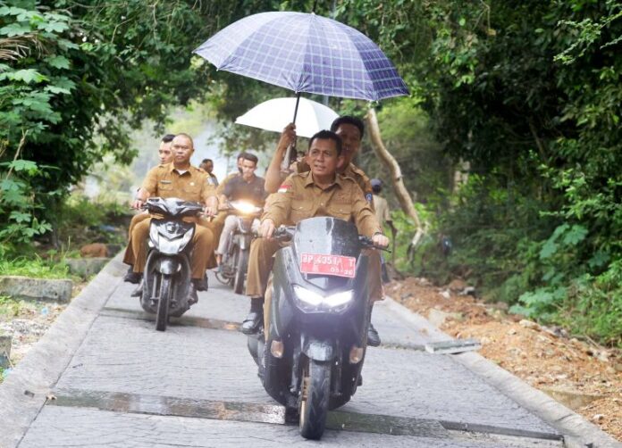 Gubernur Kepulauan Riau H. Ansar Ahmad (depan naik motor) didampingi Tim Percepatan Pembangunan Provinsi Kepri Suyono Saeran dan Sekretaris Dinas PUPR Rodi Yantari meninjau sejumlah proyek infrastruktur fisik dan jalan yang dibangun di Tanjungpinang dari anggaran tahun 2023 ini, peninjauan dilakukan, Senin (13/11). (Foto : abdi perdana - batamtv.com)