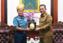 read news – Silaturahmi Gubernur Kepri Ansar Ahmad dengan Pangkogabwilhan I Silaturahmi Panglima Komando Gabungan Wilayah Pertahanan (Pangkogabwilhan) I, Laksamana Madya TNI Agus Hariadi (kiri) dengan Gubenrur Kepri Ansar Ahmad di Gedung Daerah Provinsi Kepri. (Foto : abdi perdana - batamtv.com)