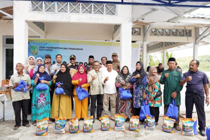 Setdako Batam Jefridin (Kelima dari kiri) saat pembagian sembako ke warga . (Foto : abyaqsa ramadan - batamtv.com)