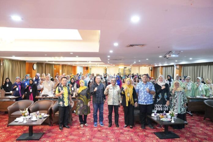 Setdako Batam Jefridin (keempat dari kiri) pelatihan Digitalisasi bagi Wirausaha Pemula Angkatan I Tahun 2023 di Hotel Golden View, Kamis (02/11/2023). (Foto : abyaqsa ramadan - batamtv.com)