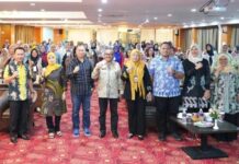 read news – Para Pengusaha Muda Belajar Pelatihan Digitalisasi Setdako Batam Jefridin (keempat dari kiri) pelatihan Digitalisasi bagi Wirausaha Pemula Angkatan I Tahun 2023 di Hotel Golden View, Kamis (02/11/2023). (Foto : abyaqsa ramadan - batamtv.com)