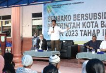 read news -Warga Pulau Buluh kembali Terima Sembako Murah Walikota Batam HM Rudi berharap bantuan sembako subsidi yang disalurkan Pemko Batam melalui Dinas Perindustrian dan Perdagangan (Disperindag) tersebut dapat membantu masyarakat. Program sembako subsidi sendiri merupakan program rutin Pemko Batam. (Muhammad Amin - batamtv.com )